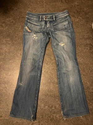 Snygga diesel jeans - Säljer dessa super snygga diesel jeans som inte passar mig. Har ett hål som man kan se på bilderna men går lätt att sy för. Skriv privat för svar på andra frågor! Pris kan diskuteras.💕