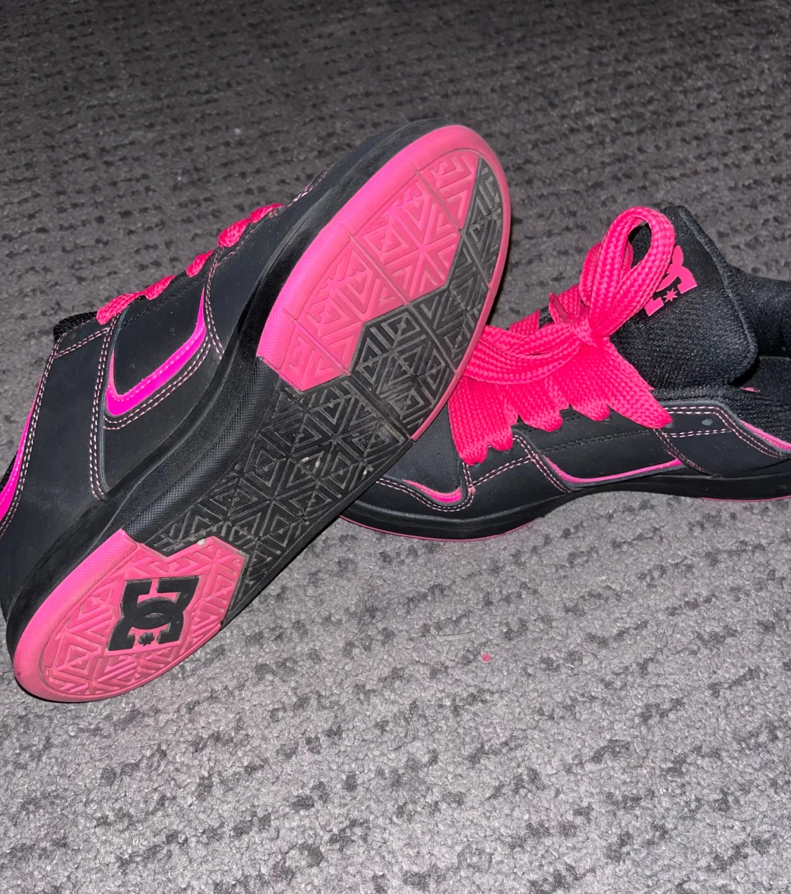 Svarta DC sneakers med rosa detaljer - 2