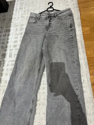 Grå vida jeans🩶 - Grå jeans med lite vintage-look. Vida i benen och sitter skönt, lite baggy stil. Passar till det mesta och är lätta att styla. Bra skick, använda bara 2 gånger 
