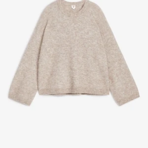 Beige stickad tröja från Arket - Fin beige stickad tröja från arket, nypris 990kr.         Början till nopprig men inget som syns tydligt❤️