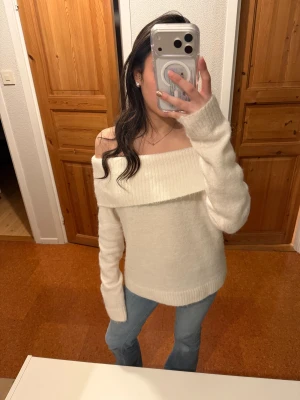 Stickad off shoulder  - En jätte fin vit stickad off shoulder! Har knappt använt den!😁 Pris kan diskuteras 💕