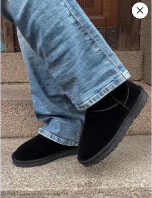 Svarta mini uggs - Jättefina fodrade uggs från Nelly. Jag råka köpa fel storlek så de är helt nya!💕