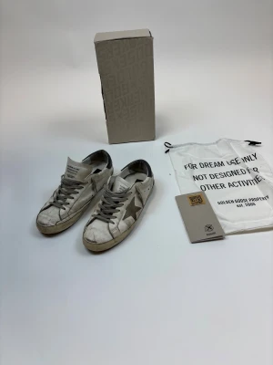 Golden Goose Skor  - Hej ! Säljer nu dessa väldigt populära och eftertraktade golden goose skorna! Storlek   44 i EU storlek! Ny pris= 5000 kr Säljs för= 1999 kr, Allt OG tillkommer vid köp (Box, dustbag, kort) 