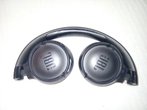 JBL trådlösa hörlurar - bara använda några få gånger. !Sladd kommer inte med! Längden är justerbar,finns knappar på hörlurarna ifall du vill pausa tex musiken, höja musiken , och sänka musiken. 