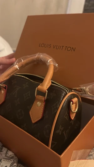 Brun väska  - Jätte fin brun väska som passar till allt, väskan är aldrig använt 