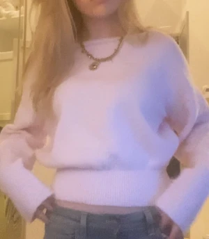 Rosa stickad tröja - Jätte skön rosa pdf shoulder stickad tröja från subdued! Jätte skönt material och tajt vid slutet av midjan och långa ärmar. Som helt ny och original pris 632kr 💓🫶🏻Storlek M men passar S-XS tycker jag💞