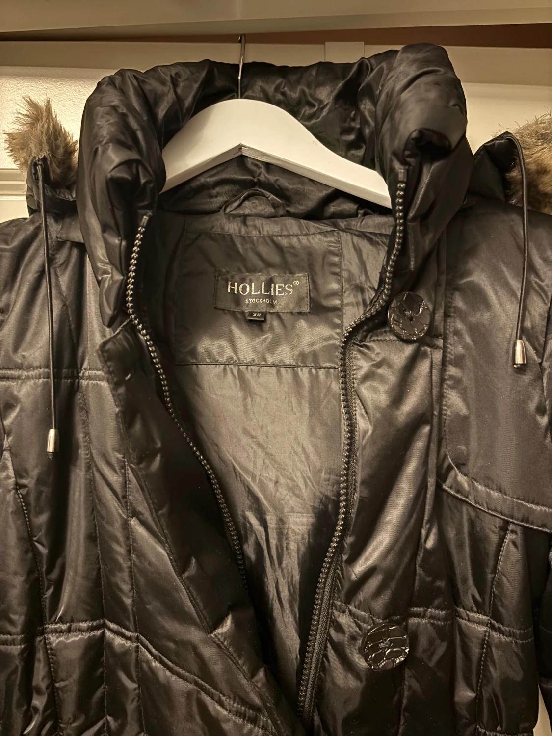 Svart pufferjacka från Hollies - 3