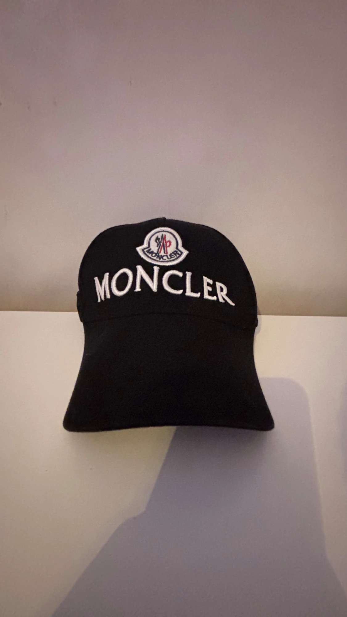 Svart Moncler keps med broderad logga