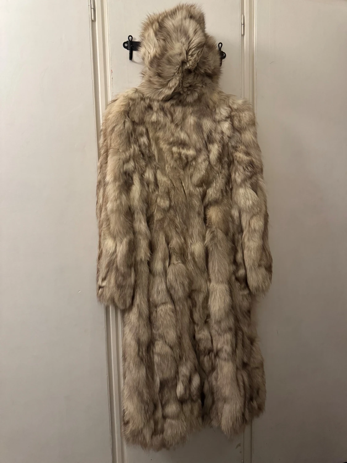 Beige lång pälsjacka med huva