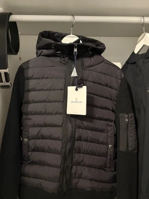 Moncler Cardigan - Moncler cardigan. 10/10 skick. Passar storlek M och L. Hör av er vid minsta fundering.😁