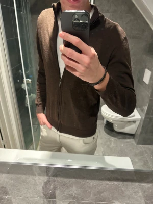 Brun kofta med dragkedja från Sand - Snygg brun kofta från Sand. Passar perfekt till höst och vinter. Nypris 1699kr.  Jag på bilden är 188cm och bär storlek S. Hör av er vid funderingar:)