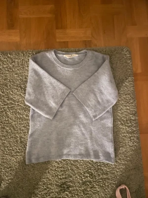 Gullig stickad topp! - Säljer en underbar vacker stickad topp, aldrig använd och perfekt till vintern! Den har inga defekter då den är i nyskick. Köp nu!