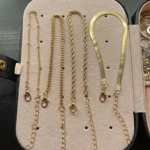 Set med armband i guld - Säljer 4 snygga armband i guld med olika kedjedesign. Alla har justerbar längd med förlängningskedja och karbinlås. Perfekt för att mixa och matcha till din stil. Inte använda. Säljer andra smycken för bra pris!