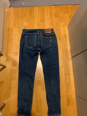 Mörkblå jeans från Dondup, storlek 29 - Lite schysstare mörkblåa jeans från Dondup strl 29 slim fit