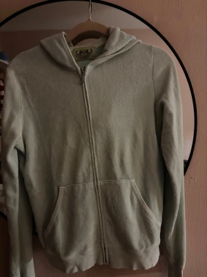 Ljusgrön Juicy Couture hoodie - Säljer en ljusgrön hoodie från Juicy Couture i storlek L men passar även M. Den är från 2000-talet och knappt använd. 