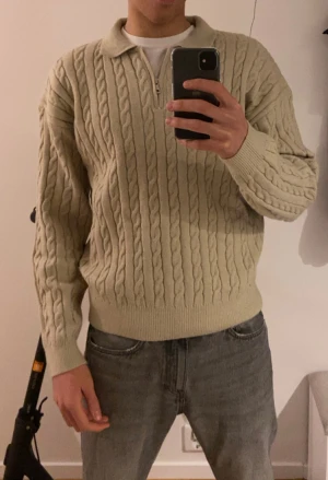 Stickad tröja - Stickad tröja med dragkedja. Den är lite oversize vilket gör att den passar storlek M och L. Den är (M)