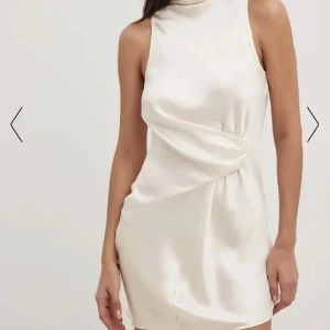 Vit satin klänning med öppen rygg - Klänning från nakd som jag köpte på Plick inför studenten men kom aldrig till användning! Storlek S öppen rygg