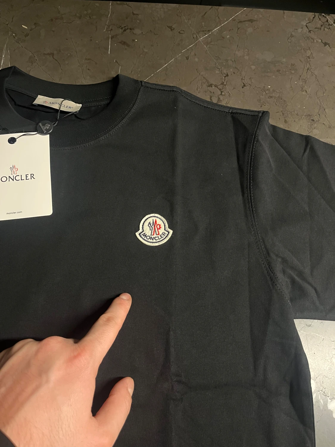 Svart Moncler t-shirt med logga - 1
