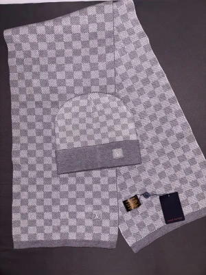 L V mössa med halsduk  - Helt ny aldrig använt perfekt nu för vintern och kalla tider kom och köp. Priset kan diskuteras!