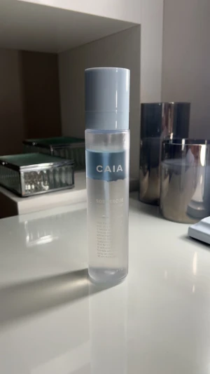 Caia Sos rescue glowing oil mist  - Perfekt om du har torrare hy och upplever att sminket blit kakigt under dagen! Detta är en face mist gjord i Korea som kan användas över smink eller under! Perfekt för att få extra glow💞 har bara använt den 2-3 gånger, annars är den som ny!