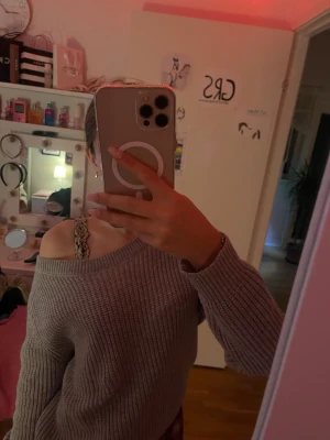 Grå stickad offshoulder tröja  - Säljer en grå stickad tröja från Shein i storlek S. Tröjan har en snygg offshoulder-design. Perfekt för dig som gillar en chill och avslappnad stil. Supermjuk och skön att ha på sig. Aldrig använt tröjan, den är som ny.  Säljer pgn att den inte kommer till användning 🩵🩵 