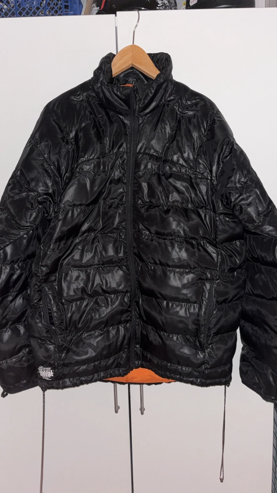 Svart pufferjacka med orange foder