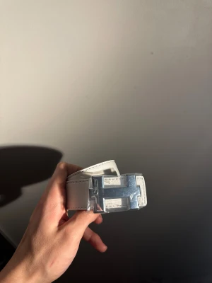 H stil bälte i vit! - Helt nytt H-bälte i snygg design. 🤍 Längd: 110 ✨ Aldrig använt 🧥 Passar både vardag och fest Stilrent och trendigt — perfekt detalj till varje outfit!  Det Finss flera dm för frågor 