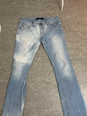 Ljusblå bootcut jeans från Only - Säljer ett par ljusblå jeans från Only Limitless Denim med bootcut passform. Jeansen har klassisk femficksdesign, slitningar och tvättade detaljer för en cool look. Materialet är jeans och de har en knapp med Only-logga framtill.