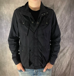 Woolrich Fieldjacket  - Hej! Säljer nu denna väldigt snygga och eftertraktade Woolrich Fieldjacka! Jackan är slutsåld överallt och går inte att få tag på… Jackan är perfekt nu till vintern. Storlek L Nypris: 6000 kr Säljs för: 1099 kr 