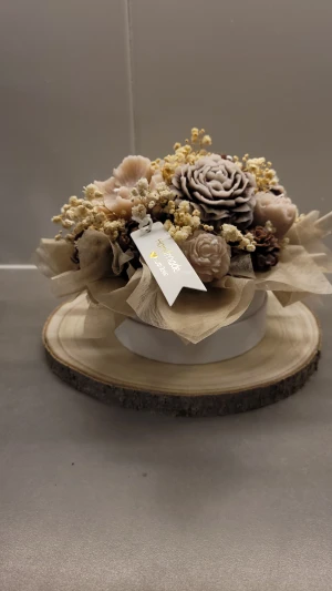 Blommigt ljusbukett  - Unikt handgjort ljusarrangemang med blommor i beige och bruna toner, formade som rosor och pioner. Dekorerat med torkade små blommor och placerat på en rund vit box.. Perfekt som dekorativt smycke för hemmet eller present.