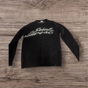 Saint Laurent sweatshirt i storlek S - Tja, säljer den här as feta Saint Laurent sweatshirt i storlek S. Perfekt nu för vintern, använd 2-3 gånger. Lappen och plastpåsen ingår. Bara att höra av om något undras. Pris kan diskuteras.