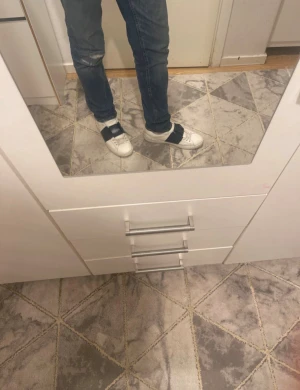 Valentino Garavani open skor - Säljer dessa fina valentino open skor. Storlek 44 men passar 43 jättebra. Skorna är i helt jätte bra skick inga skador eller märken. Bara skorna inte box!!! Postar direkt vid köp