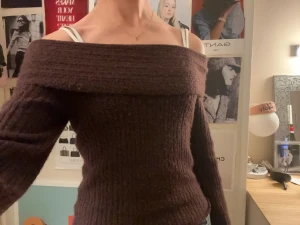 Mörk röd off shoulder tröja  - Jätte mysig mörk röd stickad off shoulder från hm divided 💓