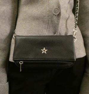 Väska  - Liten väska med två fack och en stjärna på, finns både långt och kort band till.