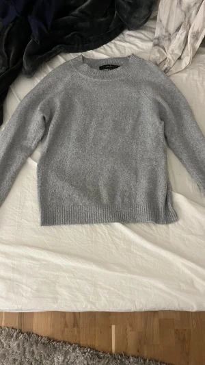 Stickad tröja - Grå stickad tröja från Vero Moda, har ett litet hål på baksidan se bild 3 