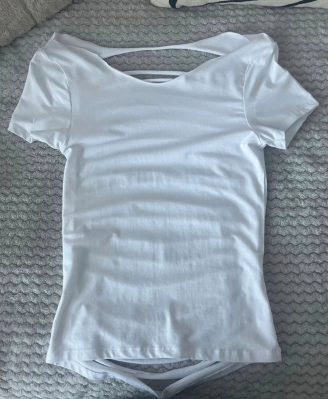 Vit topp med slitsad rygg - 1