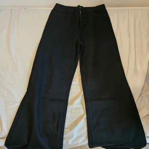 Svarta jeans med hög midja - Säljer ett par svarta jeans som är baggy. Dom är högmidjade och är i storlek L.
