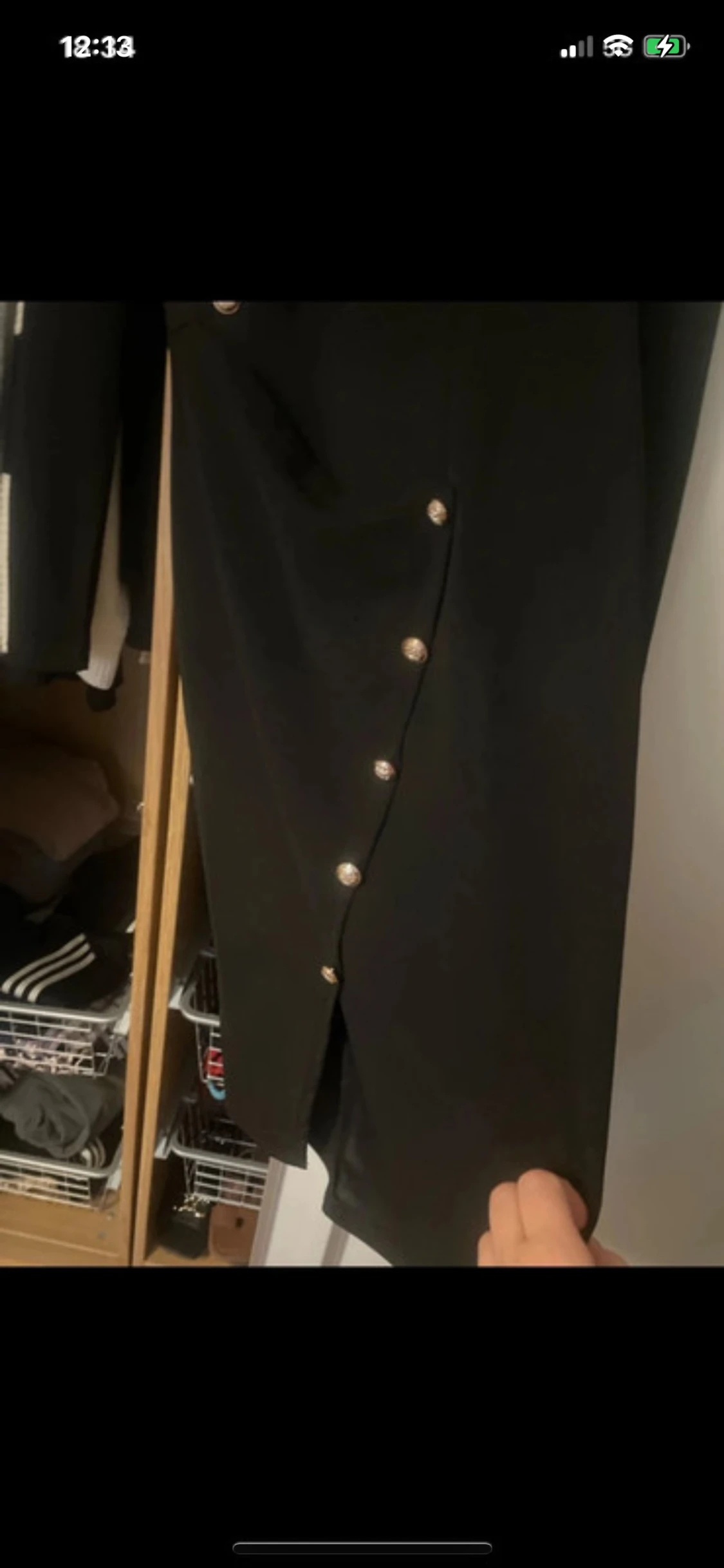 Svart omlottklänning med guldknappar - 2