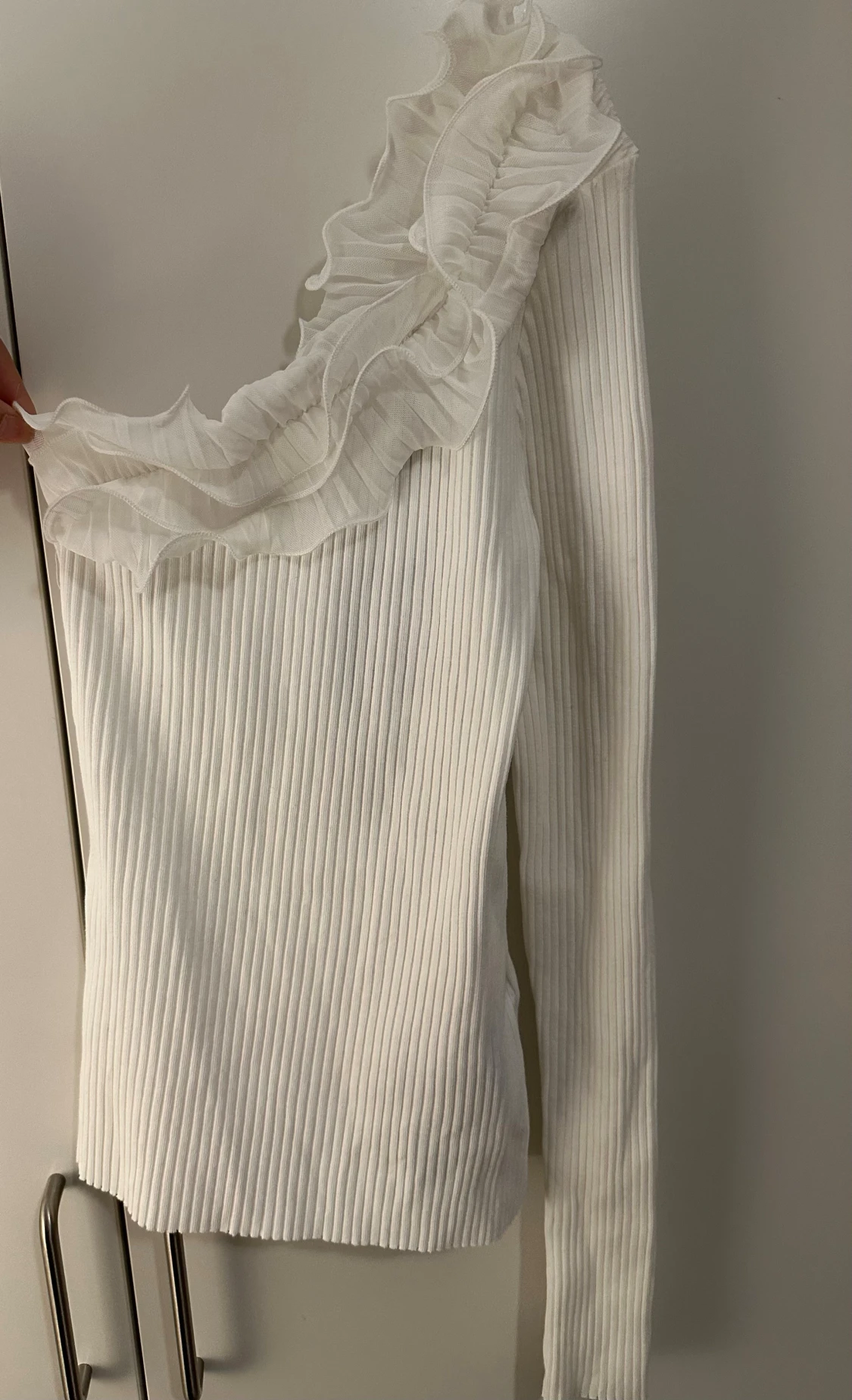 Vit oneshoulder topp med volang från Amisu