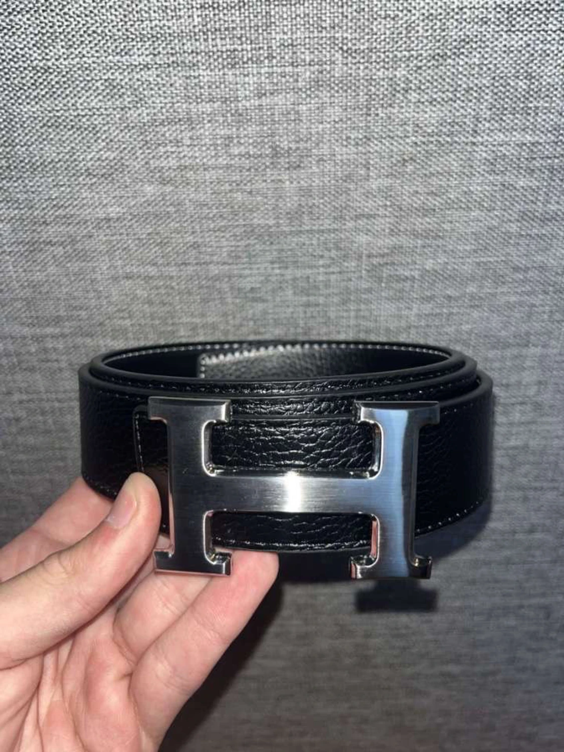 Svart Herm bälte med H-spänne