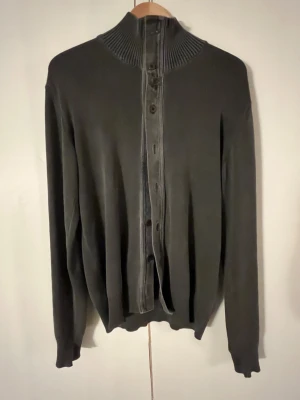 Diesel cardigan - Tja, säljer nu en schysst cardigan från diesel, den har inga fläckar och inga hål.                                         Skriv gärna om ni har fler frågor.