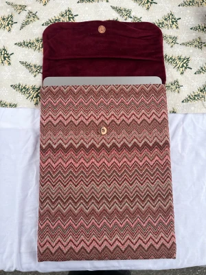 006 deep merlot  - Datafodral i återvunnen polyester, i färgen 006 deep merlot. Passar nästan alla datafodral! Tryck ej på ”köp”, kontakta gärna oss först.