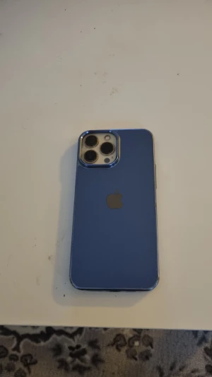 iPhone 13 Pro max - Säljer en iPhone 13 Pro max med 81% batterihälsa. Telefonen har trippelkamera och finns i blått och guld. Viss kosmetisk slitage syns på baksidan och kanterna, men fungerar bra. Perfekt för dig som vill ha en kraftfull iPhone till bra pris.