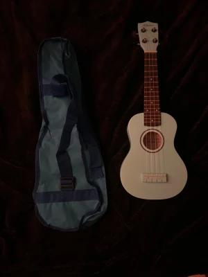 Harley Benton UK-12 sopranukulele i ljusblå färg - Fin julklapp!