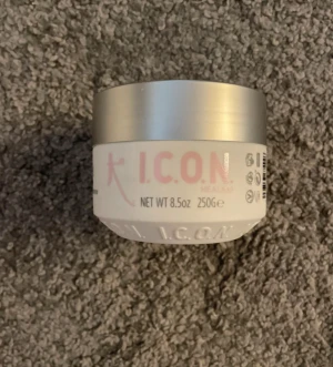 I.C.O.N. Cure Conditioner 250g - I.C.O.N. Cure Conditioner i en rund vit burk med silverlock, 250g. Snygg och stilren design med rosa text. Perfekt för dig som vill ge håret extra vård och fukt. Kommer med inre skyddslock för enkel applicering. Perfekt julklapp till någon💞