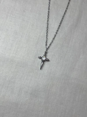 Starlight Cross Silver Necklace - 2 x 1.3 cm, kedja 50 cm. Helt rostfri