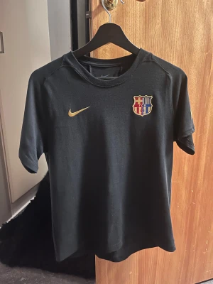 FC Barcelona T-shirt  - FC Barcelona T-shirt i storlek S endast använd ett fåtal gånger. 400kr