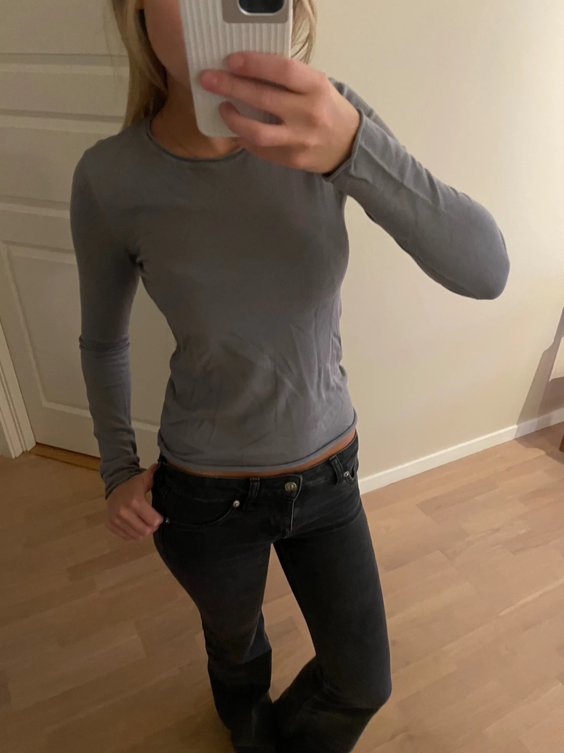 Grå stickad långärmad tröja - 1