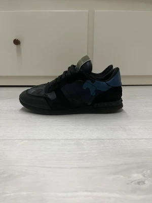 Valentino rockrunners  - Hej! Säljer mina mörkblåa valentino rockrunners//skorna är i hyfsat sick//strl 41 1/2// skriv vid frågor!
