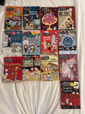 LasseMajas Detektivbyrå - 13 böcker  - Samling med 13 spännande och färgglada böcker ur LasseMajas Detektivbyrå! Perfekt för unga deckarfans som gillar mysterier, vänskap och humor. Varje bok bjuder på ett nytt fall att lösa tillsammans med Lasse och Maja. Alla böcker för 500 annars 50kr/bok